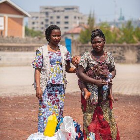 Elima-Banze-Nadine-with-a-recipient-of-food-aid-package-in-Kivu-DR-Congo-Sep-2022