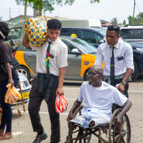 Missionaries-help-food-recipients-transport-their-bags-in-Takoradi-on-2-December-2024.