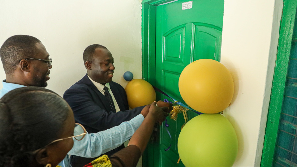 Medical and Church rerpesentatives cut the ribbon for handing over the new laboratory on 9 June, 2025.