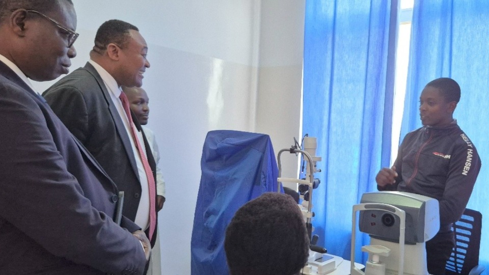 Elder Mutombo visits the First Lady's Foundation Hospital during his visit in Burundi.