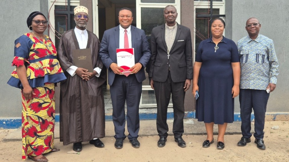 From left to right: Reverend Thérèse Bimpa Abulukayi, Coordinator of the Women and Children Faith Network - Cheikh Abdallah Mangala, President of the CNRP Executive Committee - Elder Thierry K. Mutombo, President of the Africa Central Area, Reverend Kinyamba Lunge Armand, Secretary General of the CNRP - Mrs. Isis Kangudie Mana, CNRP communicator, during the signing of the memorandum of understanding in Kinshasa.