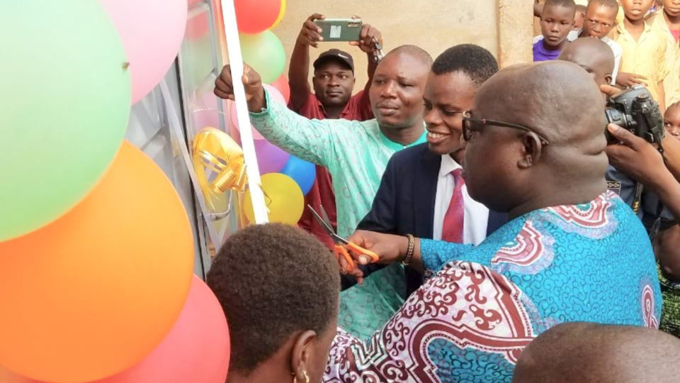 La cérémonie d'inauguration célèbre le don du réfectoire à l'école le 5 février 2025.