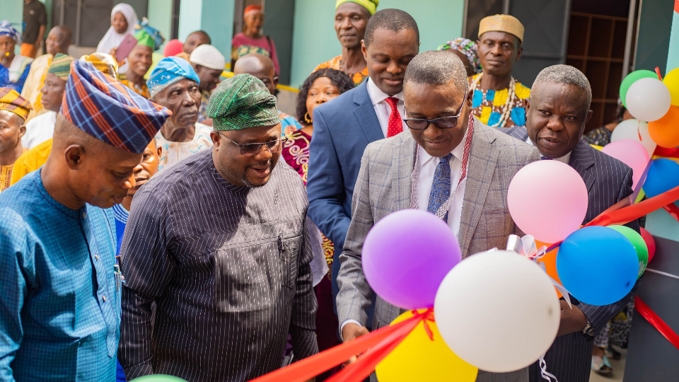 Elder Ojediran, along with the deputy governor of Ogun State, cut the ribbon on 18 December, 2024.