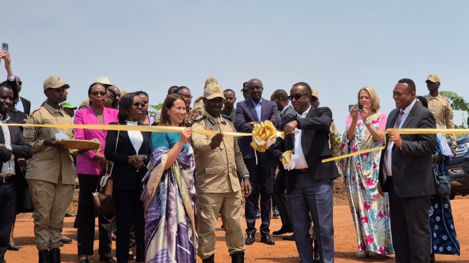 Photo of the symbolic cutting of the ribbon by the Rwandan Interior Minister at the inauguration of the Rwamagana Social Reintegration Center. September 3, 2025