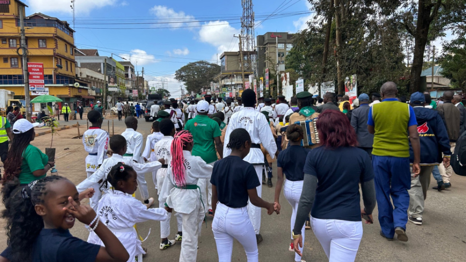 Trees-for-Food,-Kikuyu.--Crowd-and-Marching-Band-walk-to-hill-above-Ondiri-Wetlands